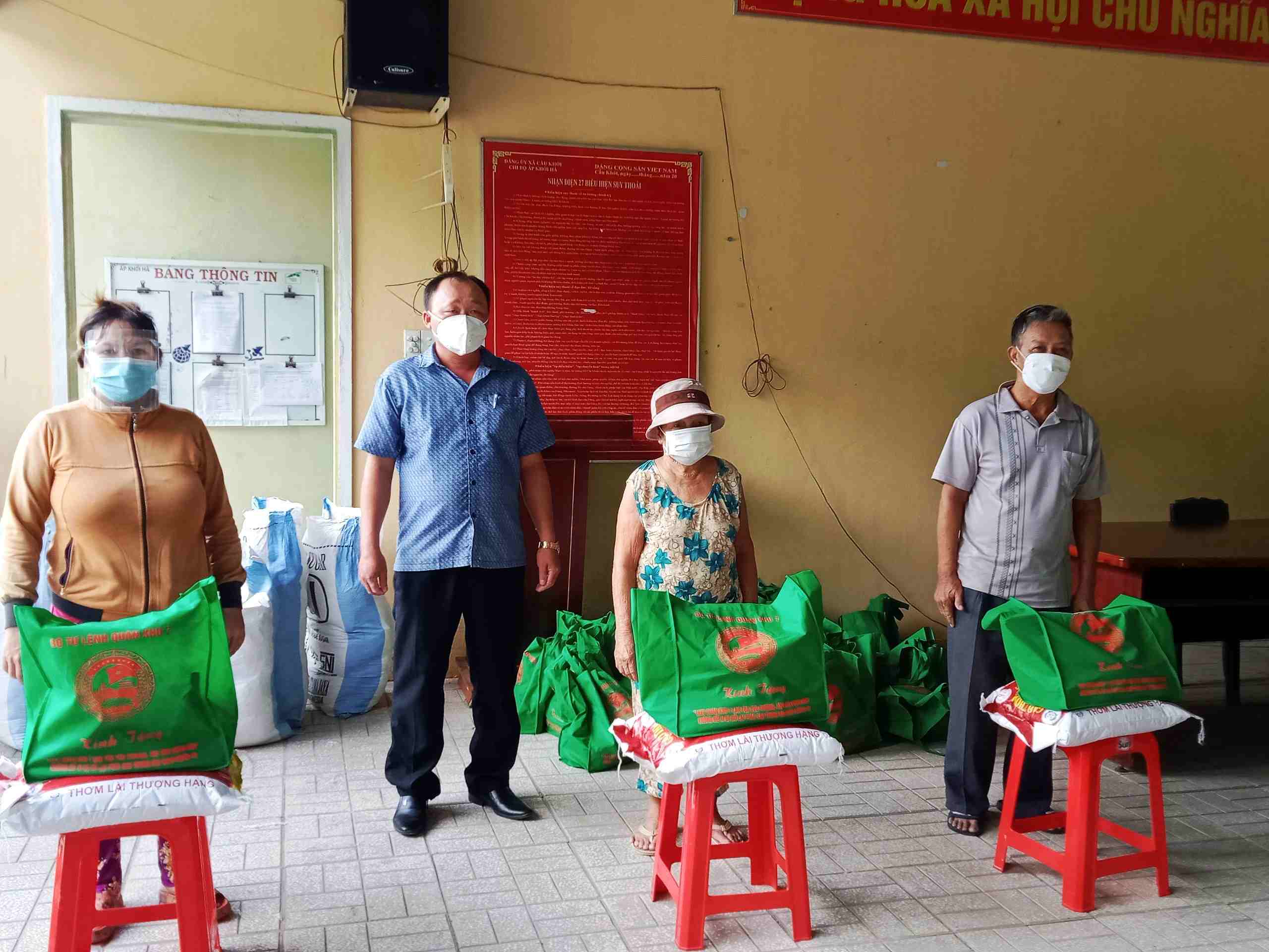 Huyện Dương Minh Châu: Xã Cầu Khởi tiếp nhận- trao tặng 100 phần quà nghĩa tình